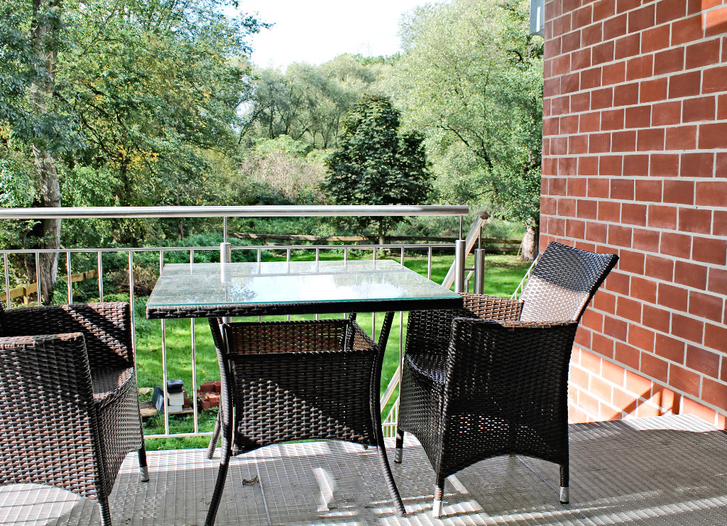 Gemütlicher Balkon mit Blick in den Garten